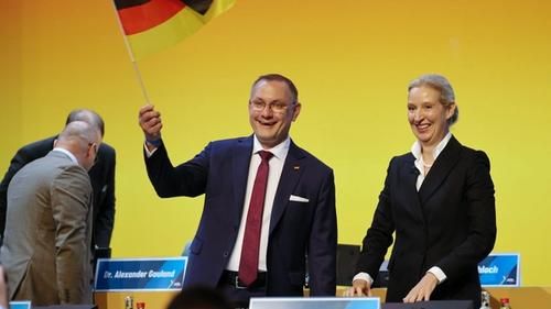 Алиса Вайдель (справа) и Тино Хрупалла (слева) на съезде АдГ, июль 2026 года