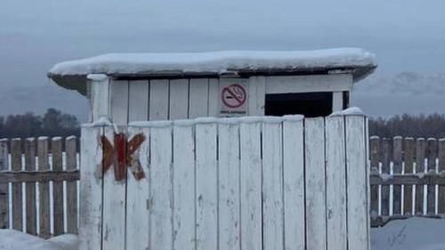 Фотография школьного туалета в Тыве