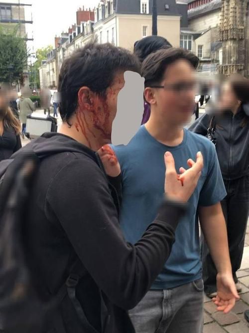 Школьники лицея Поль-Луи Курье после атаки CRS 