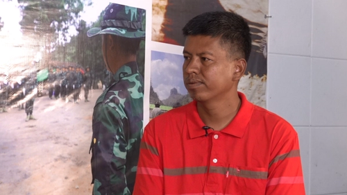 В Мьянме проживают 135 народностей, объединенных в восемь этнических групп. У каждой из них сформированы собственные армии и администрации