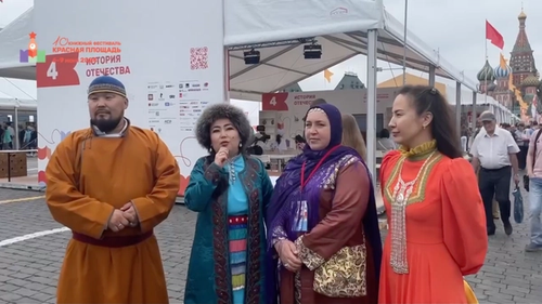 Скрин из видео, выложенного на странице фестиваля «Красная площадь» с подписью: «Как широка, разнообразна и тем самым прекрасна наша страна!».