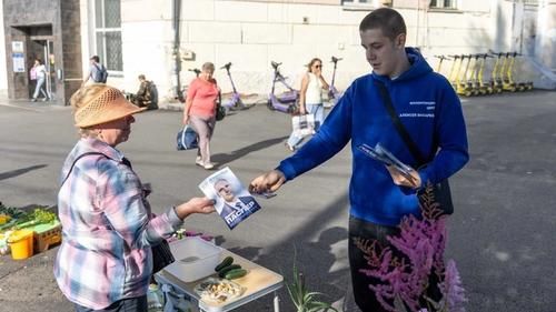 Волонтер центра Вихарева распространяет агитационные материалы перед выборами