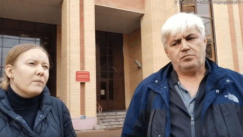 Александр Швец в ноябре 2025 года возле здания Подольского суда