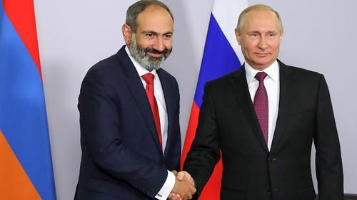Никол Пашинян подчеркивал, что не собирается резко менять внешнеполитический курс Армении и страна продолжала участвовать в ОДКБ