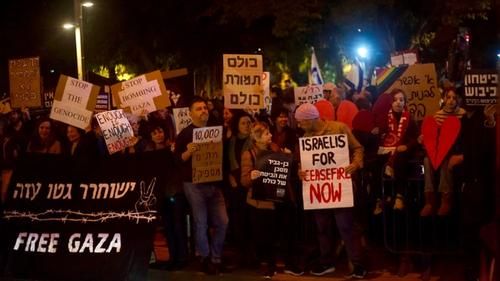 Антивоенная демонстрация на углу улиц Каплан и Леонардо да Винчи