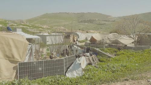 Разбитые во время конфликта с израильтянами солнечные панели жители палестинской деревни Фарсийя в долине Иордана на Западном берегу используют в качестве заборов