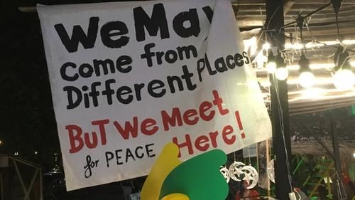 Плакат в ночном рынке Тхет Све Вина Memories of Chiang Mai. Все продавцы здесь — беженцы из Мьянмы, которые готовят еду своих этносов. Тхет Све Вин открыл фудкорт для финансирования Yangon Rangers и других правозащитных проектов.