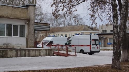 Автомобили скорой перед зданием больницы. 