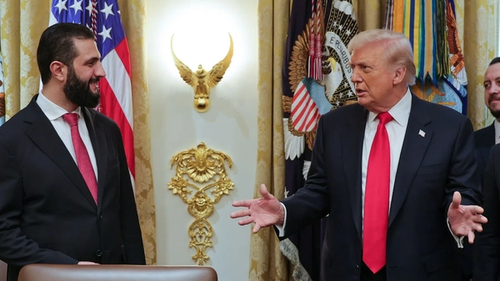 Трамп принимал Ахмада аль-Шараа в Белом доме, лестно о нем отзывался и предпринимал шаги по снятию санкций против Сирии в декабре