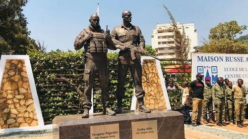 Памятник Евгению Пригожину и Дмитрию Уткину в ЦАР.